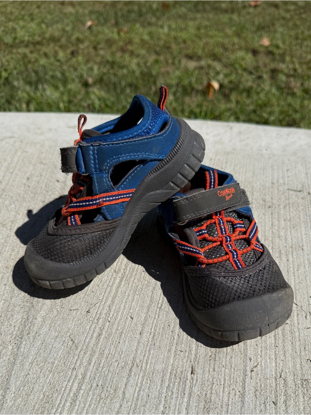 OshKosh B'gosh Boys Outdoor Shoes - size 6
